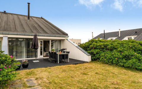 Nis - 900M from the Sea: Ciel, Toit, Domicile, Maison, Zone Résidentielle, Chalet, Biens, Banlieue, Ombre, Aménagement Paysager