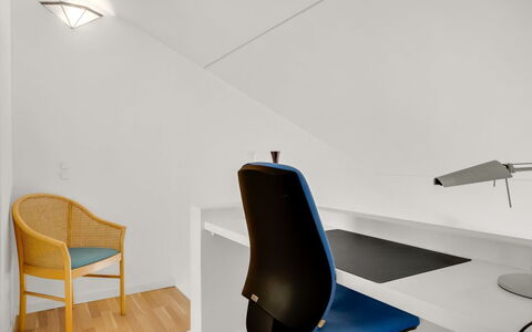 Nis - 900M from the Sea: Biens, Ombre, Allée, Ferme