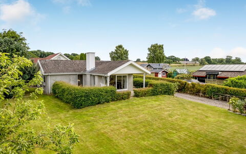 Tolke - 400M from the Sea: Toit, Maison, Domicile, Chalet, Porte, Siding, Plate-Forme, Porche, Planche, Dur