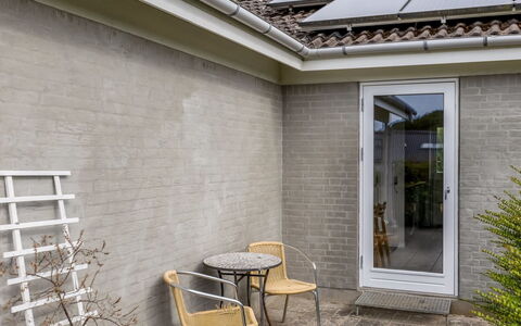 Tolke - 400M from the Sea: Toit, Maison, Domicile, Chalet, Porte, Siding, Plate-Forme, Porche, Planche, Dur