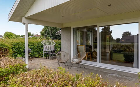 Tolke - 400M from the Sea: Toit, Maison, Domicile, Chalet, Porte, Siding, Plate-Forme, Porche, Planche, Dur