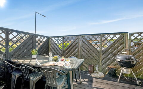 Svein - 500M to the Fjord: Bleu, Piscine, Meubles, Mobilier De Jardin, Recours, Chaise, Ombre, Eco Hôtel, Pot De Fleur