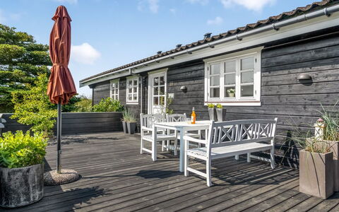 Helemine - 500M from the Sea: Bleu, Arbuste, Chalet, Couverture De Sol, Jardin, Biens, Ombre, Aménagement Paysager, Ferme, Eco Hôtel