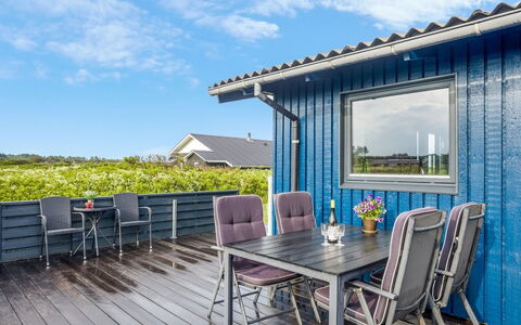 Iiris - 200M from the Sea: Bleu, Bois, Composite, Plate-Forme, Porte, Planche, Dur, Siding, Ombre, Porche