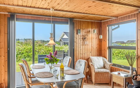 Iiris - 200M from the Sea: Bois, Porte, Meubles, Lot Terre, Domicile, Tache De Bois, Porche, Dur, Chaise, Plate-Forme