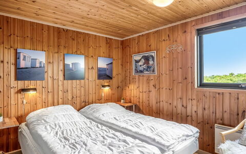 Iiris - 200M from the Sea: Bois, Chambre, Lit, Drap De Lit, Cadre De Lit, Design Intérieur, Literie, Plafond, Tache De Bois, Dur