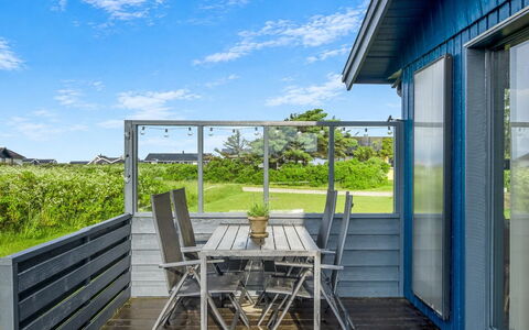 Iiris - 200M from the Sea: Bois, Meubles, Porche, Plate-Forme, Porte, Chaise, Dur, Planche, Ombre, Mobilier De Jardin