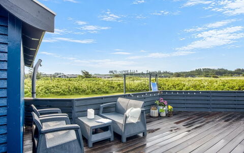 Iiris - 200M from the Sea: Bleu, Lot Terre, Plate-Forme, Parquet, Mobilier De Jardin, Dur, Porche, Planche, Ombre, Chaise