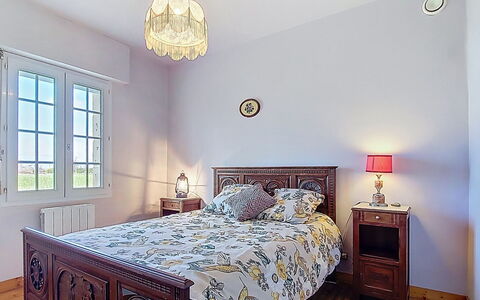 Ti Breizh: Lit, Meubles, Literie, Chambre, Design Intérieur, Drap De Lit, Mur, Bois, Pièce, Sol