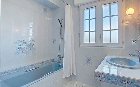 Ti Breizh: Bleu, Salle De Bains, Luminaire Plomberie, Baignoire, Sol, Robinet, Design Intérieur, Sol, Plomberie, Évier