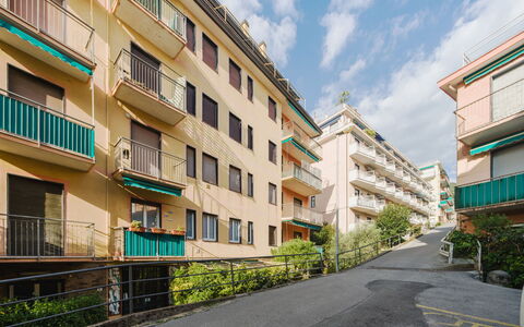 Baia dei Sogni: Bâtiment, Jour, Appartement, Zone Résidentielle, Fenêtre, Ville, Quartier, Zone Urbaine, Architecture, Façade