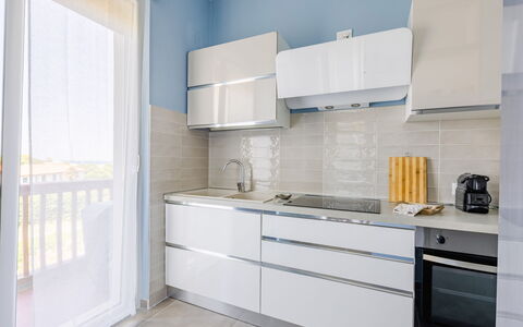 Altamarea Apartment: Cabinetry, Cuisine, Sol, Comptoir, Principaux Appliance, Appareil De Cuisine, Design Intérieur, Bois, Meubles, Sol
