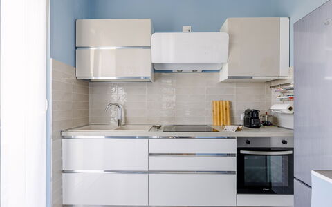 Altamarea Apartment: Appareil De Cuisine, Cuisine, Cabinetry, Comptoir, Principaux Appliance, Sol, Meubles, Design Intérieur, Bois, Électroménager