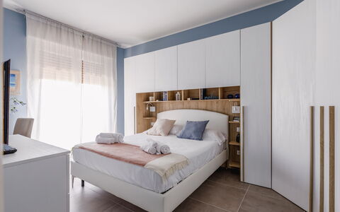 Altamarea Apartment: Meubles, Lit, Design Intérieur, Chambre, Literie, Drap De Lit, Bois, Sol, Linge, Pièce