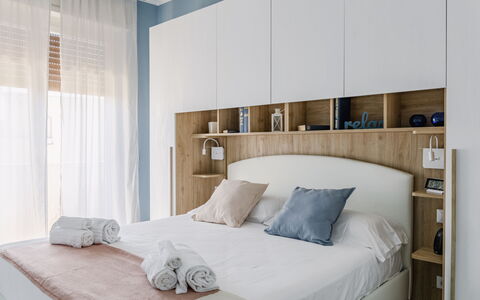 Altamarea Apartment: Meubles, Lit, Chambre, Design Intérieur, Literie, Drap De Lit, Bois, Linge, Pièce, Sol