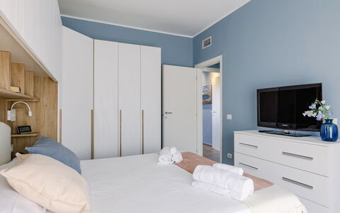 Altamarea Apartment: Meubles, Chambre, Design Intérieur, Lit, Sol, Sol, Bois, Textile, Drap De Lit, Pièce