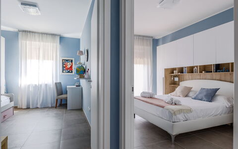 Altamarea Apartment: Meubles, Design Intérieur, Chambre, Lit, Sol, Sol, Bois, Plafond, Domicile, Pièce