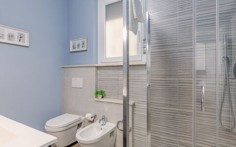 Altamarea Apartment: Luminaire Plomberie, Sol, Salle De Bains, Design Intérieur, Sol, Siège De Toilette, Toilette, Robinet, Plomberie, Évier