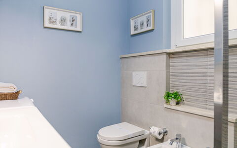 Altamarea Apartment: Bleu, Salle De Bains, Luminaire Plomberie, Sol, Siège De Toilette, Toilette, Design Intérieur, Sol, Plomberie, Robinet