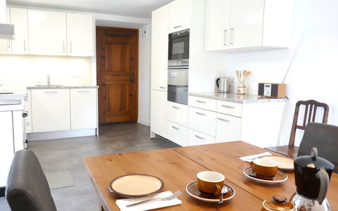 Casa Calanca: Meubles, Cabinetry, Sol, Design Intérieur, Comptoir, Cuisine, Sol, Appareil De Cuisine, Bois, Plafond