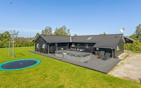 Bernadine - 500M from the Sea: Bois, Domicile, Porche, Plate-Forme, Dur, Toit, Tache De Bois, Parquet, Eco Hôtel