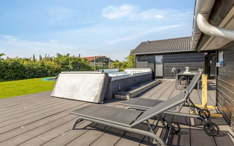 Bernadine - 500M from the Sea: Bois, Domicile, Porche, Plate-Forme, Dur, Toit, Tache De Bois, Parquet, Eco Hôtel