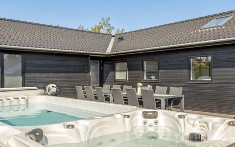 Bernadine - 500M from the Sea: Piscine, Toit, Composite, Domicile, Mobilier De Jardin, Plate-Forme, Recours, Ombre, Cour, Patio