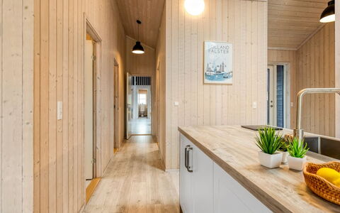 Bernadine - 500M from the Sea: Bois, Sol, Parquet, Plafond, Sol, Design Intérieur, Planche, Tache De Bois, Dur, Cuisine