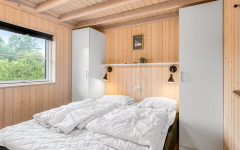 Bernadine - 500M from the Sea: Bois, Chambre, Lit, Design Intérieur, Sol, Tache De Bois, Dur, Drap De Lit, Cadre De Lit, Planche