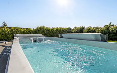 Bernadine - 500M from the Sea: Bleu, Piscine, Composite, Recours, Loisir, Caractéristique De L'Eau, Ombre, Conception, Eco Hôtel