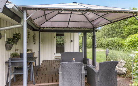 Naimi - 30Km from the Sea: Domicile, Chalet, Porche, Dur, Siding, Plate-Forme, Ombre, Planche, Biens, Batiments Jardin