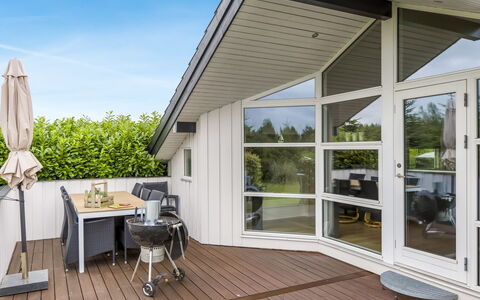 Naimi - 30Km from the Sea: Domicile, Chalet, Porche, Dur, Siding, Plate-Forme, Ombre, Planche, Biens, Batiments Jardin