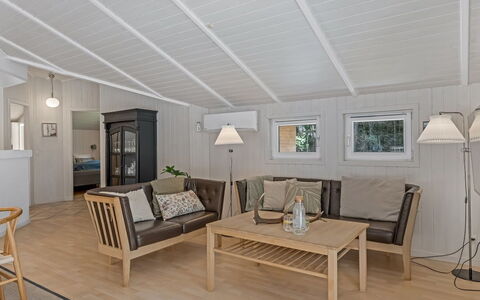 Batsha - 1.7Km from the Sea: Meubles, Design Intérieur, Sol, Bois, Sol, Plafond, Parquet, Pièce, Salon, Éclairage