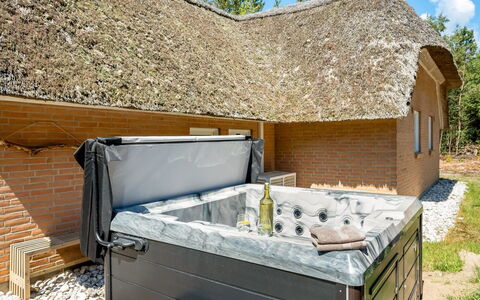 Batsha - 1.7Km from the Sea: Baignoire, Composite, Jacuzzi, Piscine, Luminaire Plomberie, Structure En Plein Air