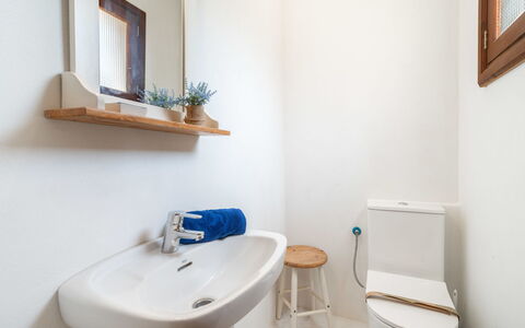 Can Jordi: Siège De Toilette, Salle De Bains, Luminaire Plomberie, Toilette, Sol, Sol, Design Intérieur, Plomberie, Lavabo, Évier