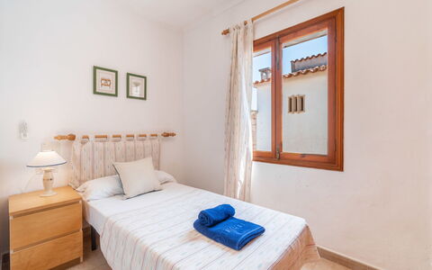 Can Jordi: Bois, Lit, Chambre, Design Intérieur, Domicile, Sol, Sol, Meubles, Appartement, Drap De Lit