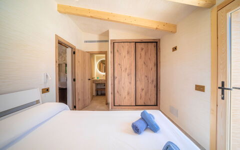 Petit Can Garcia: Bois, Chambre, Lit, Plafond, Sol, Domicile, Tache De Bois, Drap De Lit, Pièce, Cadre De Lit