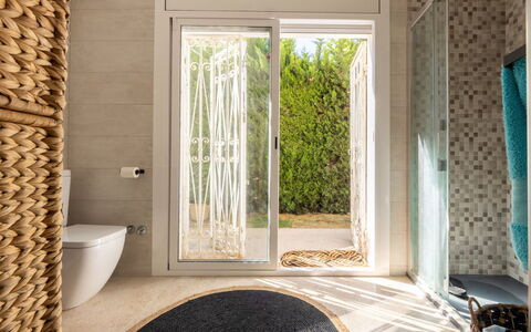 Fortuna: Bleu, Jaune, Balcon, Tache De Bois, Hôtel, Plante D'Appartement
