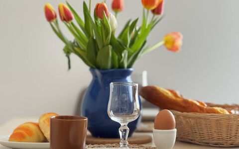 Le Corsaire: Vaisselle, Serveware, Aliments, Table, Drinkware, Vaisselle, Ingrédient, Porcelaine, Assiette