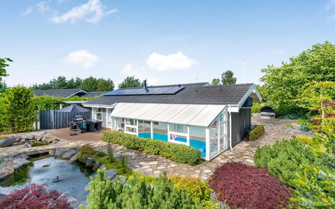 Ellie - 700M from the Sea: Maison, Toit, Domicile, Chalet, Cabanon, Batiments Jardin, Siding, Cour, Cabane En Rondins, Cabane