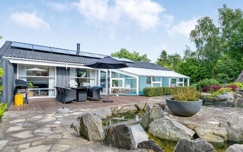 Ellie - 700M from the Sea: Maison, Toit, Domicile, Chalet, Cabanon, Batiments Jardin, Siding, Cour, Cabane En Rondins, Cabane