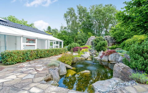 Ellie - 700M from the Sea: Maison, Toit, Domicile, Chalet, Cabanon, Batiments Jardin, Siding, Cour, Cabane En Rondins, Cabane