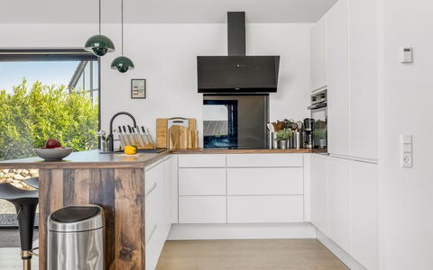 Merve - 250M from the Sea: Cuisine, Appareil De Cuisine, Comptoir, Meubles, Design Intérieur, Sol, Cabinetry, Électroménager, Sol, Principaux Appliance