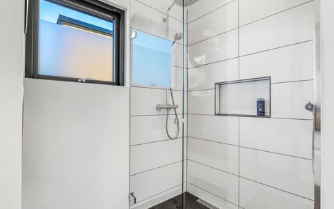 Merve - 250M from the Sea: Sol, Design Intérieur, Sol, Plafond, Verre, Luminaire Plomberie, Tuile, Salle De Bains, Plomberie