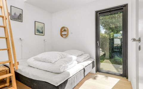 Merve - 250M from the Sea: Lit, Design Intérieur, Chambre, Bois, Meubles, Sol, Sol, Pièce, Plafond, Literie