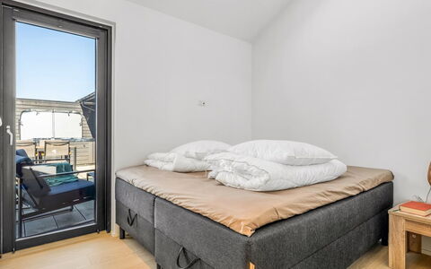 Merve - 250M from the Sea: Bois, Sol, Sol, Chambre, Daylighting, Literie, Lit, Drap De Lit, Matelas, Cadre De Lit