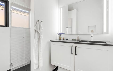 Merve - 250M from the Sea: Design Intérieur, Sol, Luminaire Plomberie, Sol, Évier, Armoire De Toilette, Robinet, Comptoir, Cabinetry, Salle De Bains
