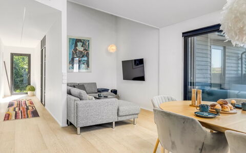 Merve - 250M from the Sea: Sol, Design Intérieur, Sol, Parquet, Meubles, Bois, Plafond, Canapé, Salon, Revêtement De Sol Stratifié
