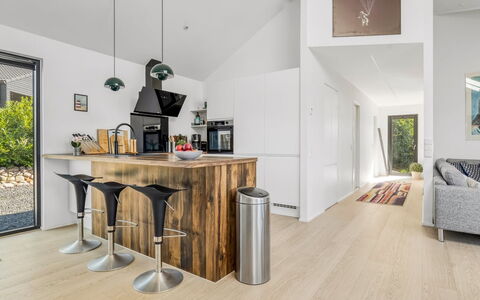 Merve - 250M from the Sea: Design Intérieur, Sol, Meubles, Sol, Parquet, Comptoir, Bois, Plafond, Cuisine, Revêtement De Sol Stratifié