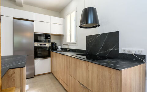 Mas de Caussagues: Comptoir, Cuisine, Appareil De Cuisine, Bois, Sol, Cabinetry, Design Intérieur, Meubles, Électroménager, Sol